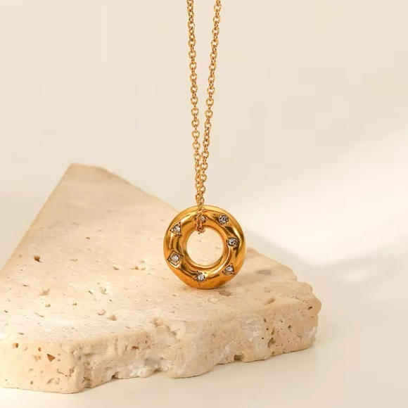 ◾️18k Gold Plated Crystal Paved Round Chunky Pendant Necklace - Picture 1 of 16
